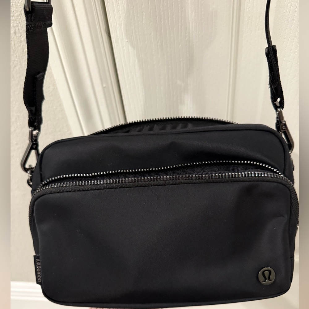 Lululemon Everywhere Crossbody 3L Large
Metal Hardware in Black/gunmetal - Picture 2 of 6